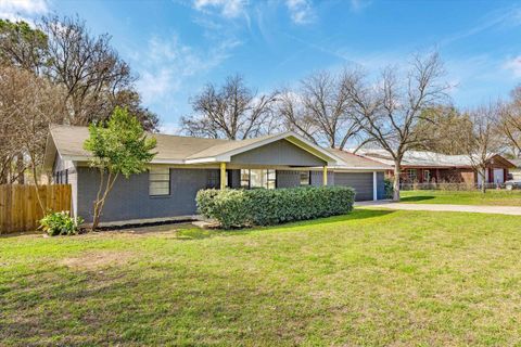 Photo of 1106 Hackberry Drive, Marble Falls, TX 78654 (MLS # 177023)