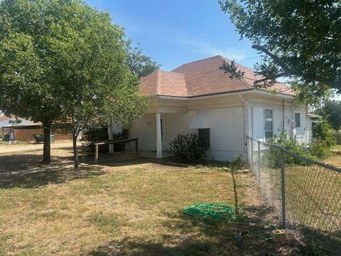 Photo of 304 N Oak St, Richland Springs, TX 76871 (MLS # 174658)