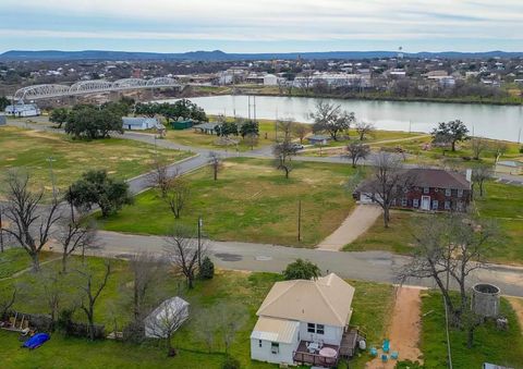 Photo of 305 W Tarrant Street, Llano, TX 78643 (MLS # 175381)