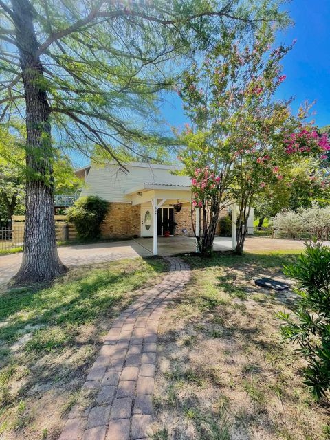 Photo of 604 Flag Drive, Llano, TX 78643 (MLS # 174470)