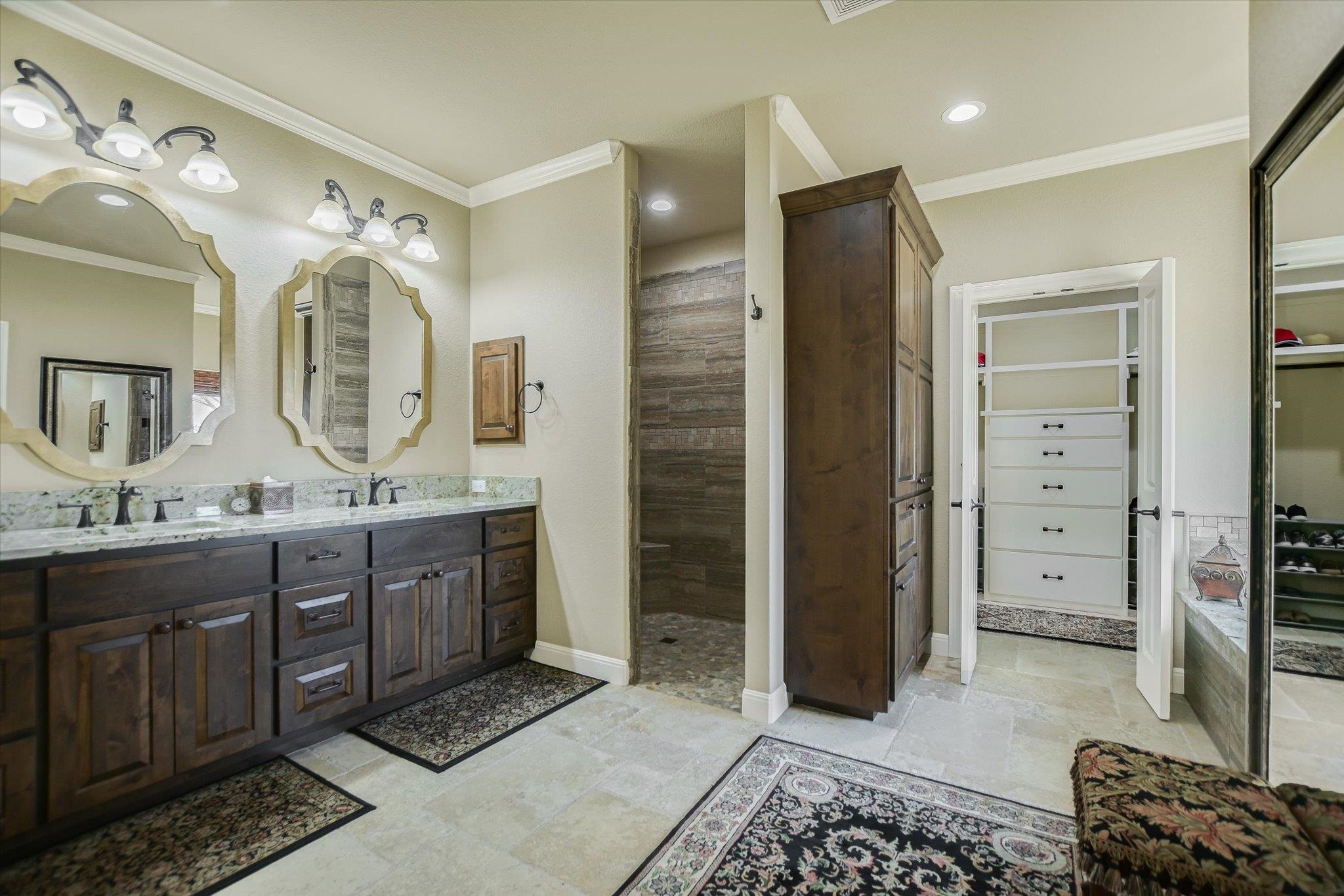 Positioned on two Lake LBJ waterfront lots, 360 Campa Pajama offers ap – image 21