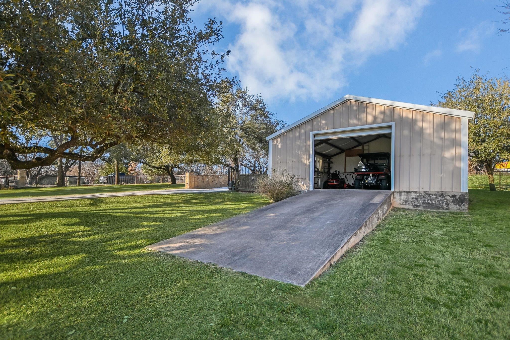 Positioned on two Lake LBJ waterfront lots, 360 Campa Pajama offers ap – image 39