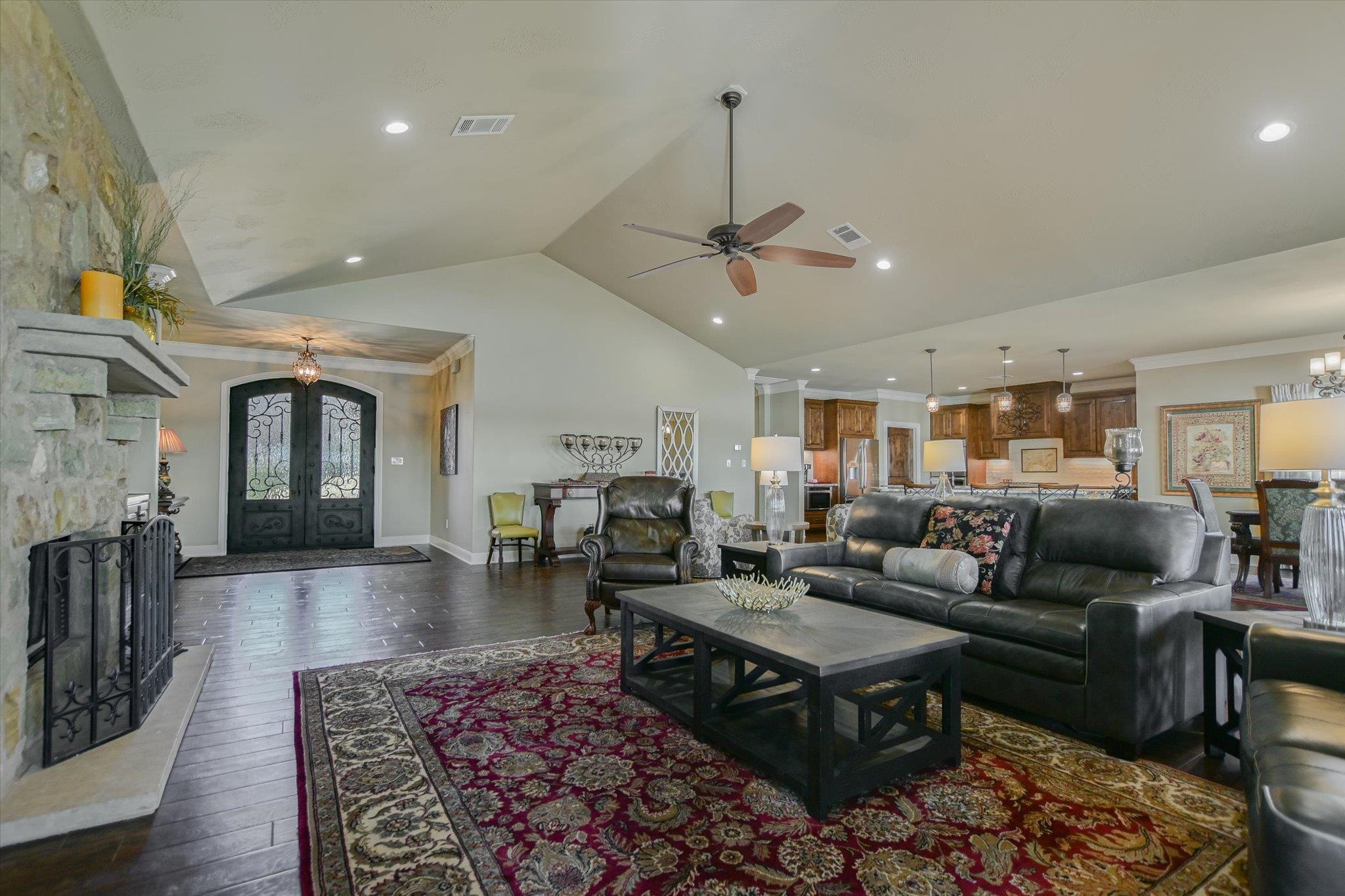 Positioned on two Lake LBJ waterfront lots, 360 Campa Pajama offers ap – image 7