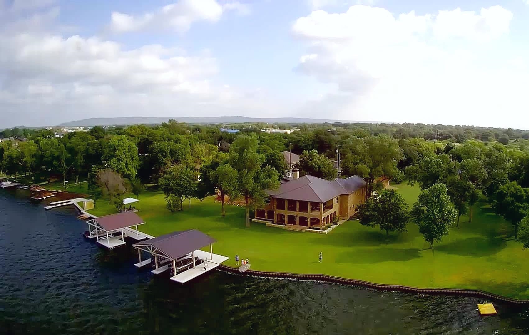 Positioned on two Lake LBJ waterfront lots, 360 Campa Pajama offers ap – image 41