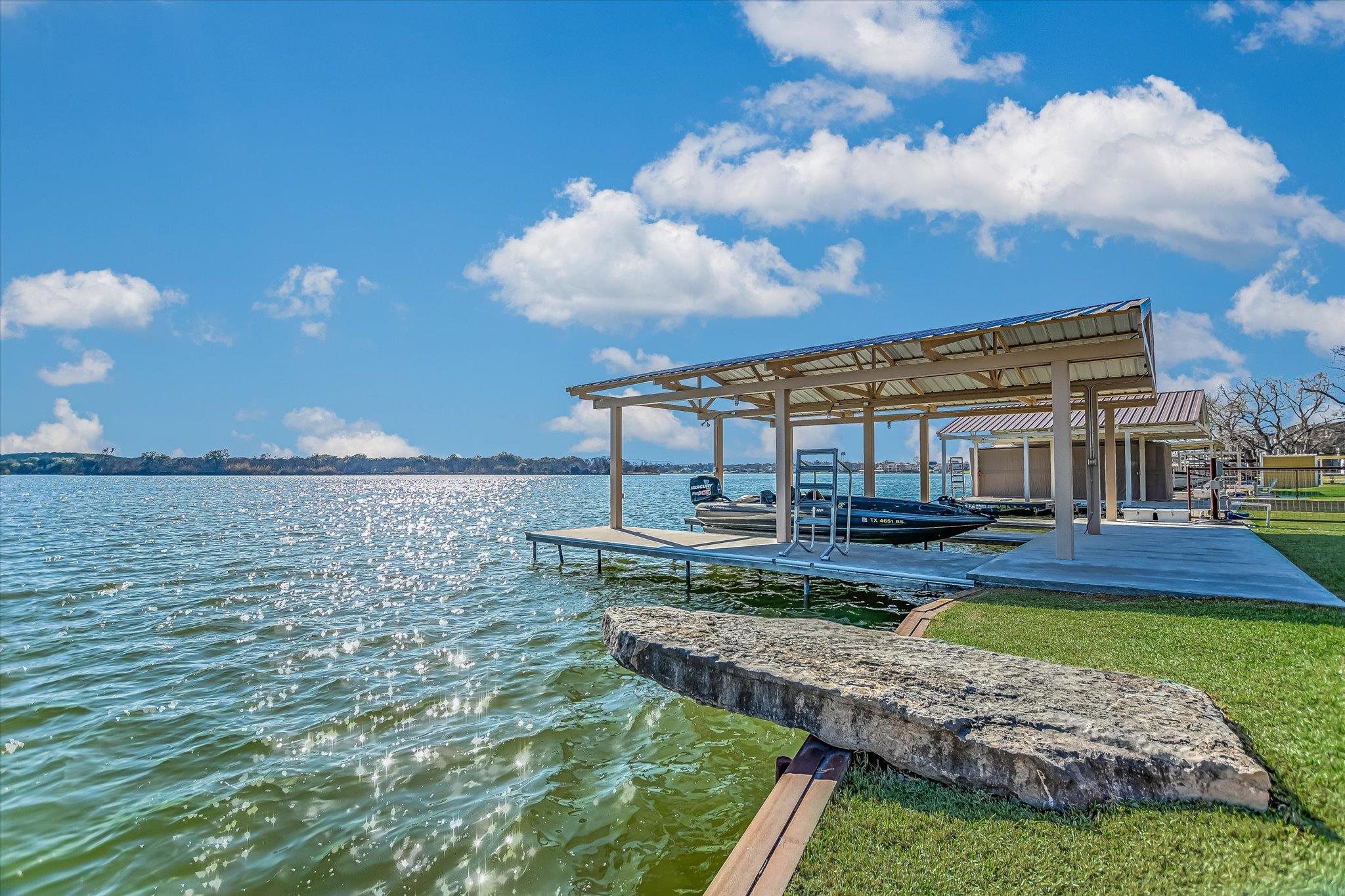 Positioned on two Lake LBJ waterfront lots, 360 Campa Pajama offers ap – image 36