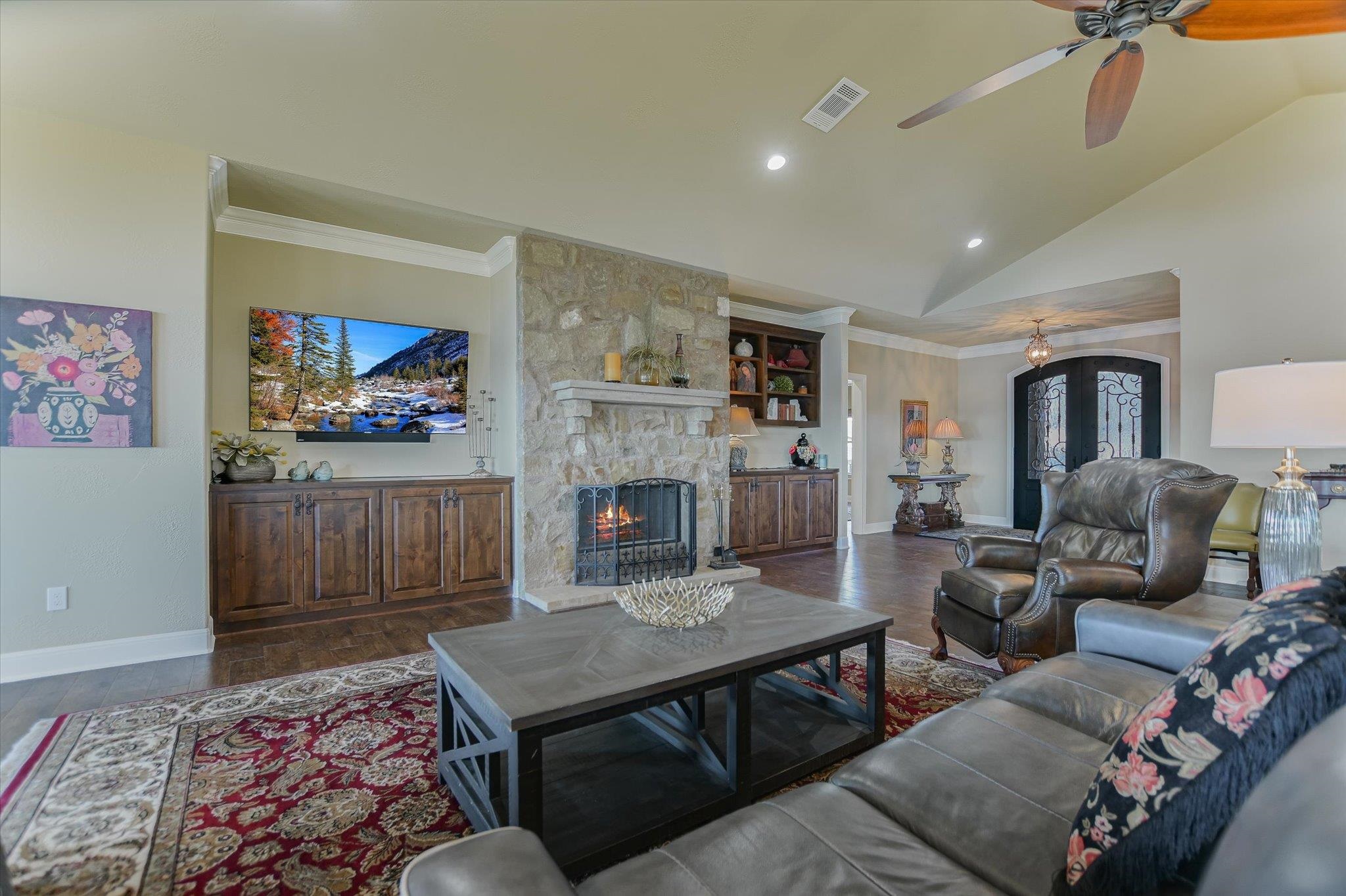 Positioned on two Lake LBJ waterfront lots, 360 Campa Pajama offers ap – image 9