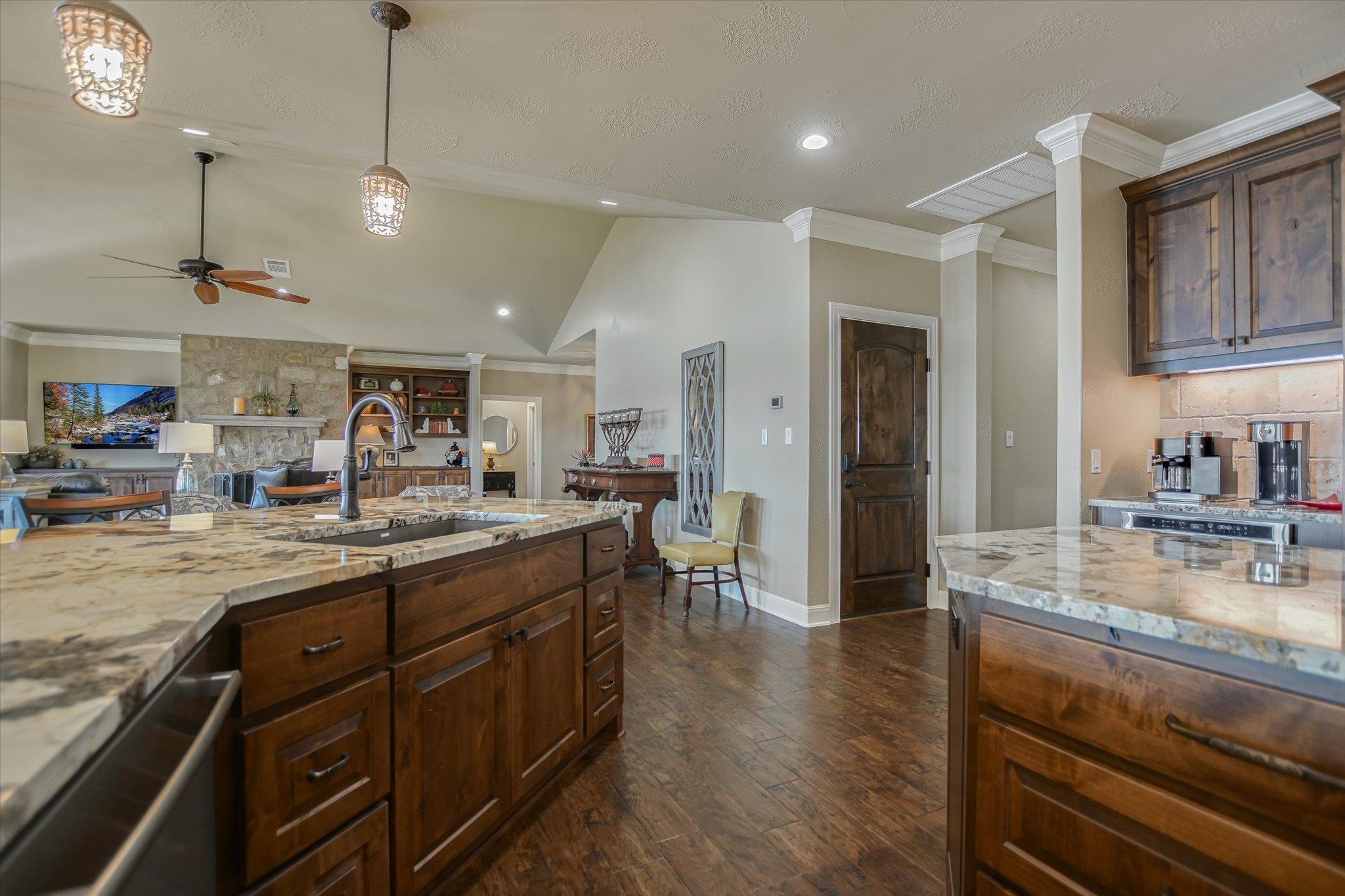Positioned on two Lake LBJ waterfront lots, 360 Campa Pajama offers ap – image 15