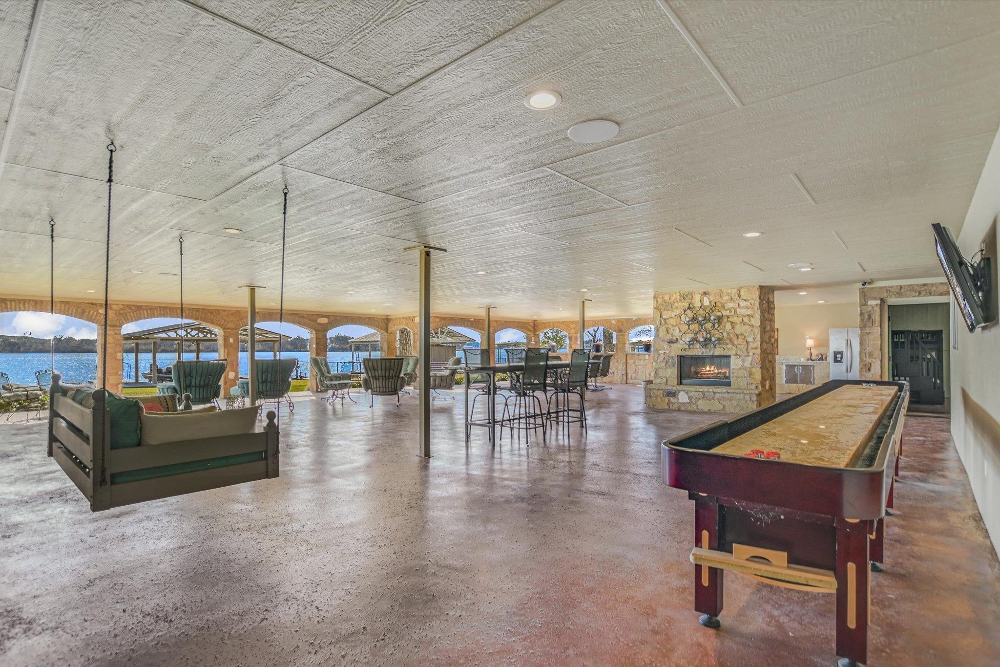 Positioned on two Lake LBJ waterfront lots, 360 Campa Pajama offers ap – image 29