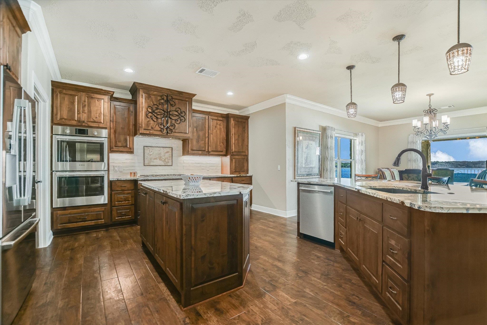 Positioned on two Lake LBJ waterfront lots, 360 Campa Pajama offers ap – image 14