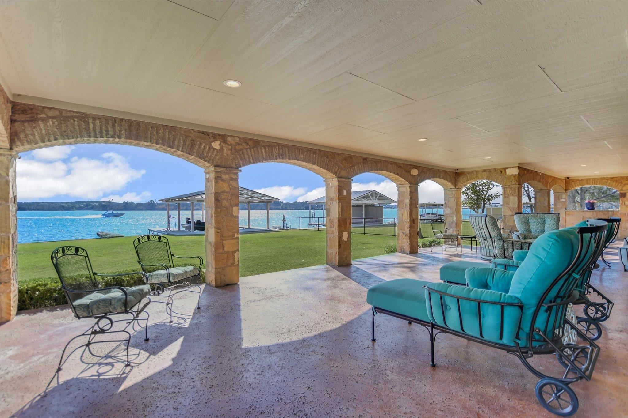 Positioned on two Lake LBJ waterfront lots, 360 Campa Pajama offers ap – image 31