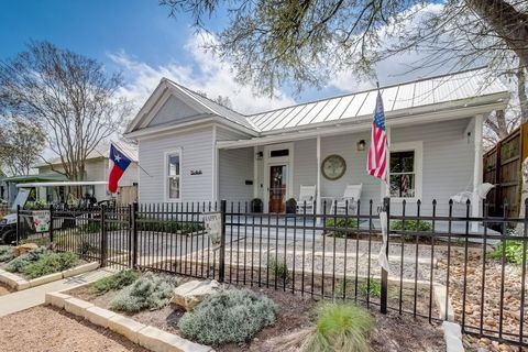 Photo of 546 S Academy Avenue, New Braunfels, TX 78130 (MLS # 175696)