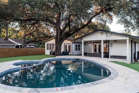 Photo of 301 W Briarway Dr, Granite Shoals, TX 78654 (MLS # 175395)