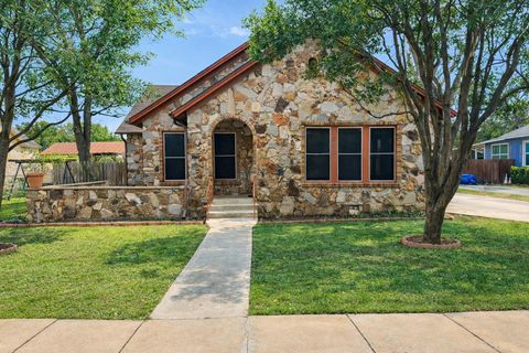 Photo of 206 E Sandstone St, Llano, TX 78643 (MLS # 176120)
