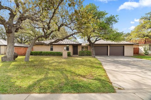 Photo of 216 Harbor Light, Horseshoe Bay, TX 78657 (MLS # 177025)