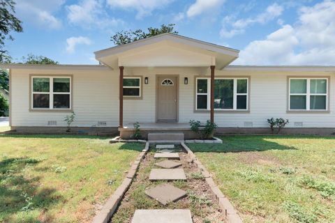 Photo of 209 E Live Oak St, Burnet, TX 78611 (MLS # 174790)