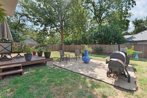 Photo of 209 E Live Oak St, Burnet, TX 78611 (MLS # 174790)