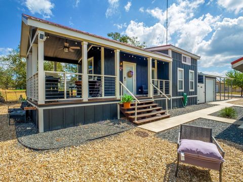 Photo of 4113 Hermosa Dr, Kingsland, TX 78639 (MLS # 175370)