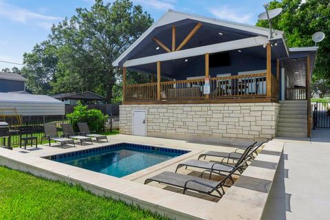 Photo of 2028 Williams Lakeshore Shr, Kingsland, TX 78639 (MLS # 174391)