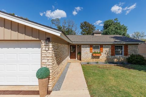 Photo of 142 Lakeshore Dr, Horseshoe Bay, TX 78657 (MLS # 176404)