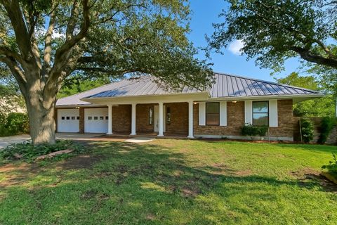 Photo of 405 E Granite St, Llano, TX 78643 (MLS # 174644)