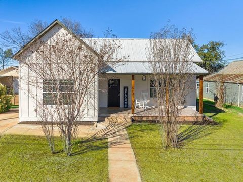 Photo of 403 W Main Street, Llano, TX 78643 (MLS # 176614)