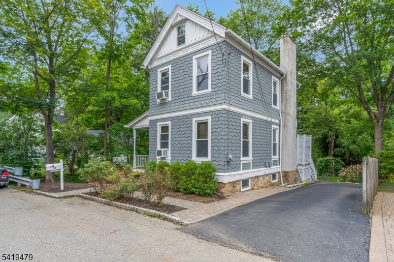 10 Thompson St