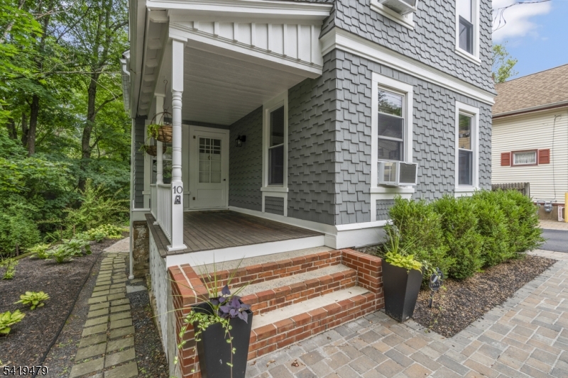 10 Thompson St