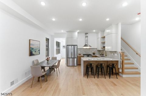 113 Oak St Jersey City NJ 07304