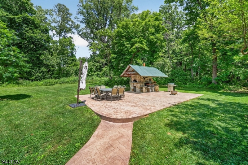 2 Pine Ct