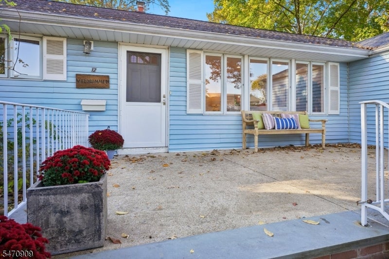 12 Carlton Dr