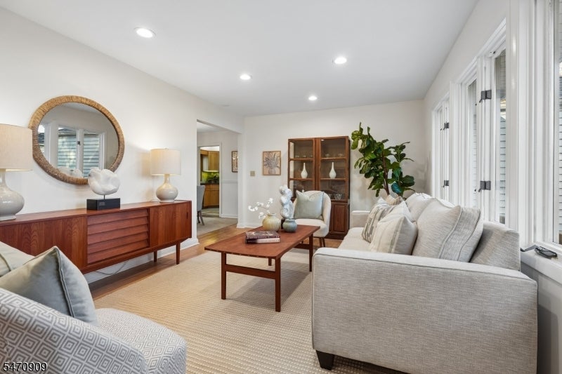 12 Carlton Dr