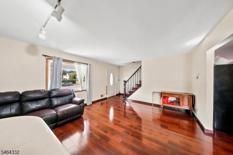 953 W 5Th St