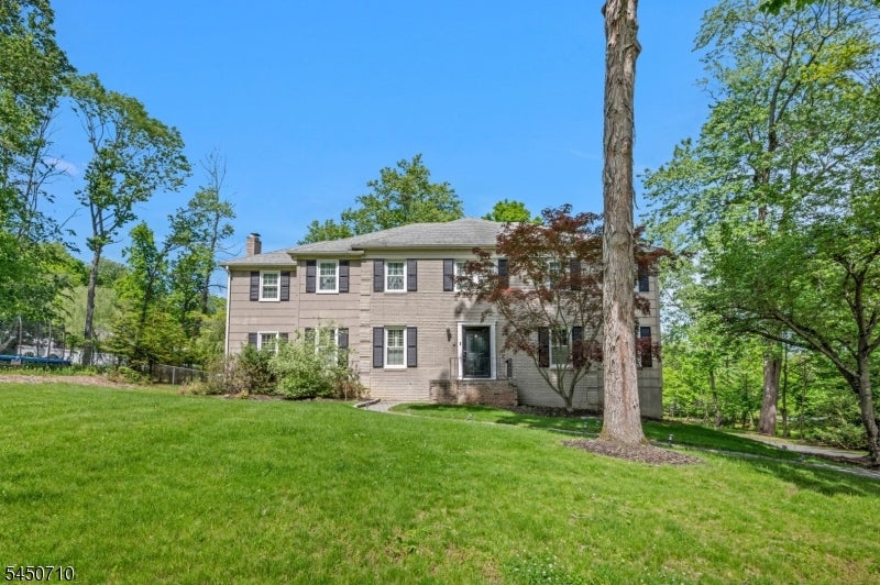 9 Wooded Hill Ln