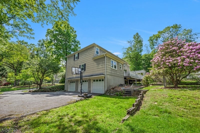 9 Wooded Hill Ln
