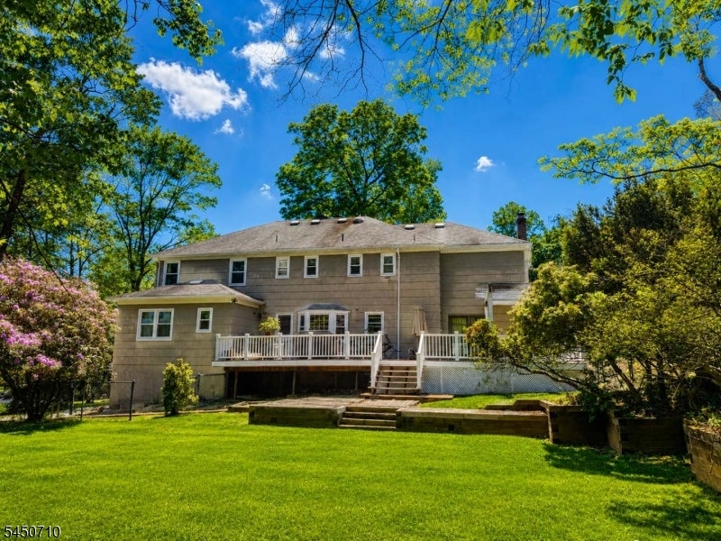 9 Wooded Hill Ln