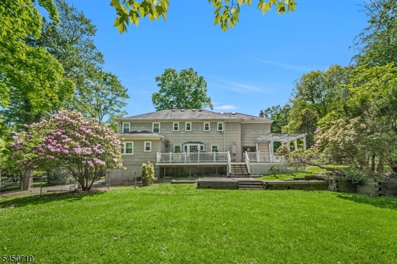 9 Wooded Hill Ln