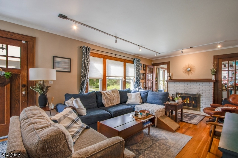 110 Lyons Pl