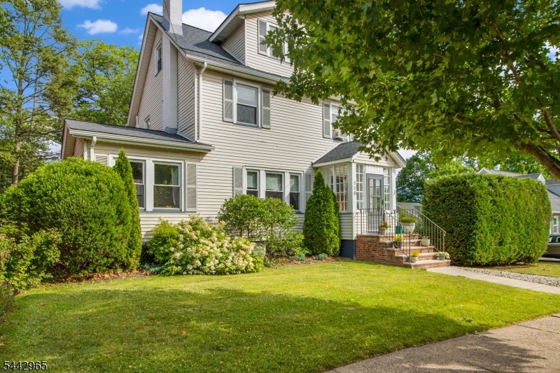 110 Lyons Pl