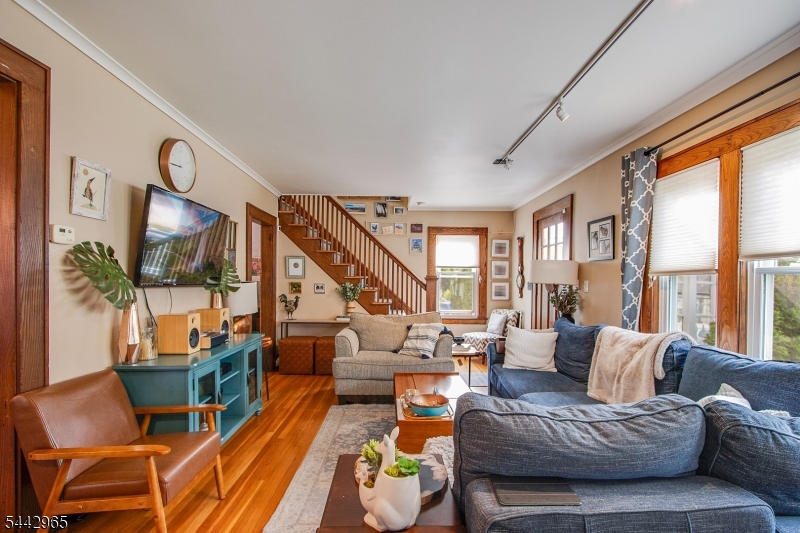 110 Lyons Pl