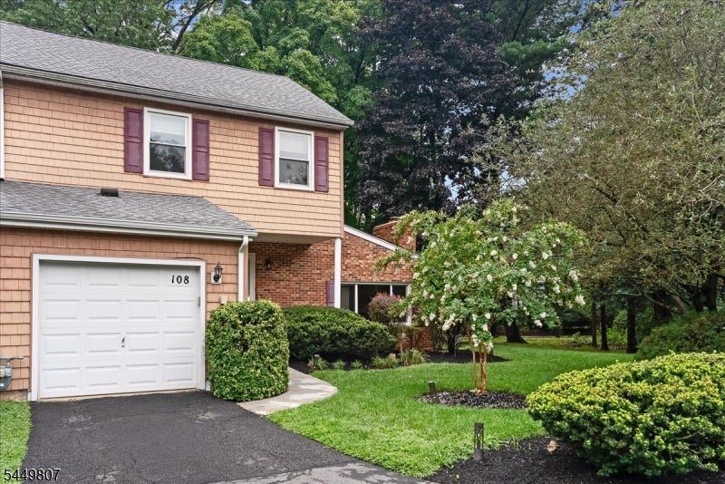 108 Saratoga Sq