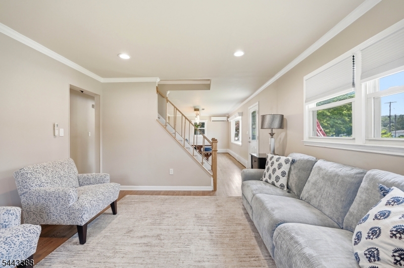 52 Roxbury Dr