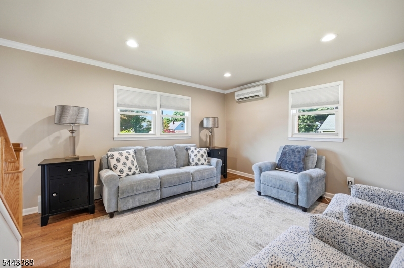52 Roxbury Dr