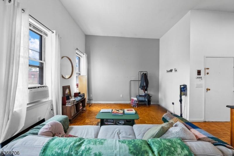 550 2Nd St 4