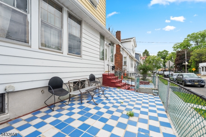 100 Montgomery Ave