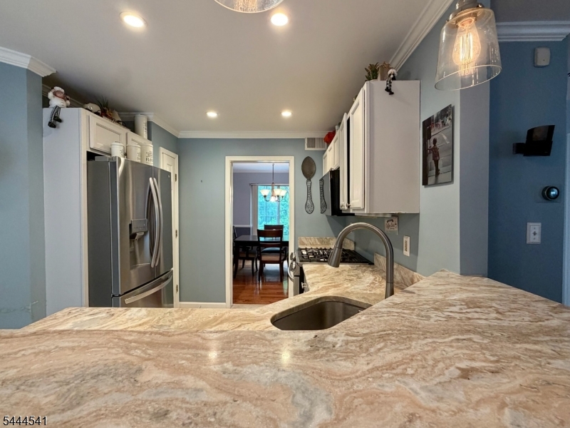 20 Winding Brook Ln