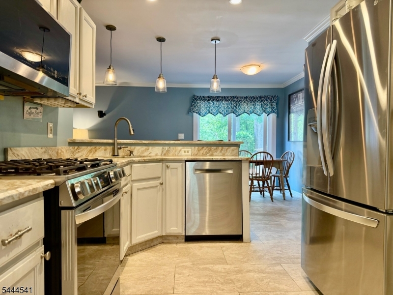 20 Winding Brook Ln