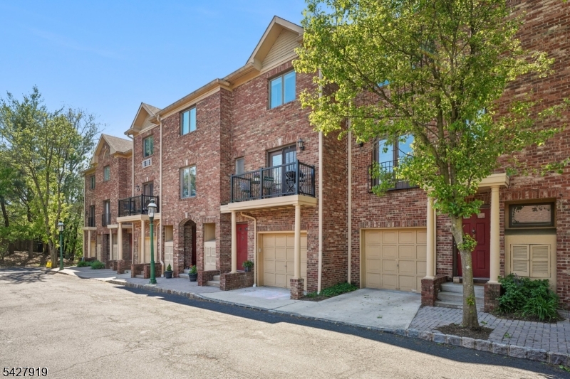 68 Mews Ln