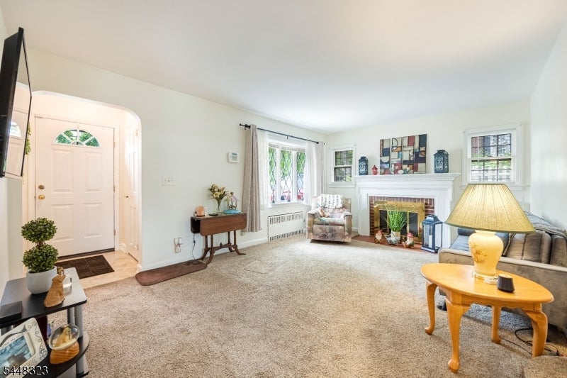 81 W Gouverneur Ave