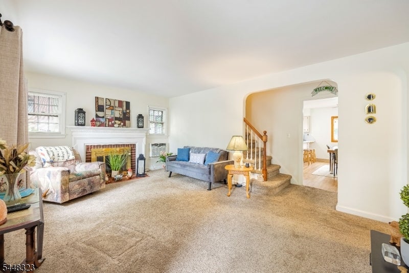 81 W Gouverneur Ave