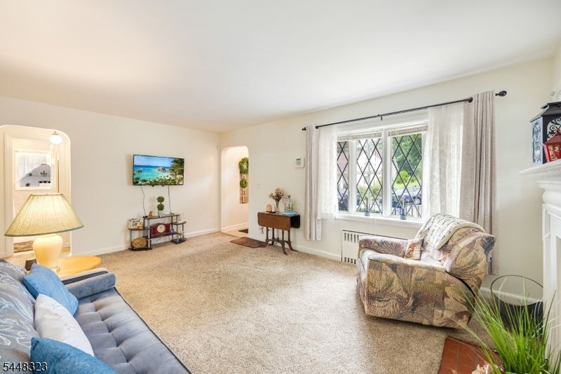 81 W Gouverneur Ave